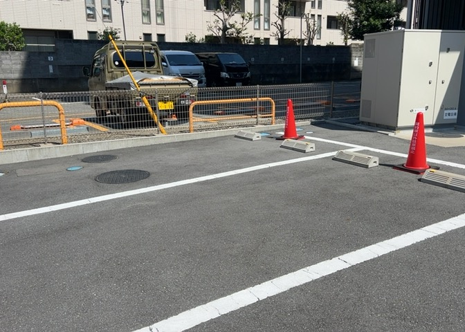 駐車場と明記されていても、最小スペースでつくられた駐車場だと大型車は駐車できなかったり、出入りしにくくなったりする可能性があります。お車のサイズと購入したい物件の駐車場のサイズを現地で確認しましょう。