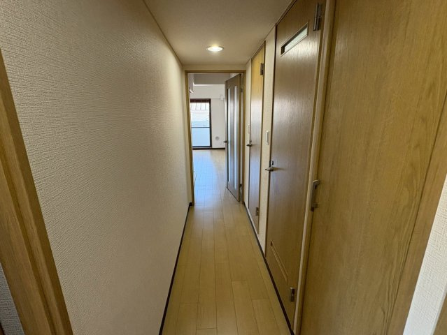 住戸内の廊下は幅にゆとりがあり、移動がしやすい設計です。各居室や水回りへの動線も分かりやすくなっています。照明も設置されており、夜間の移動も安心です。室内全体が統一感のある内装となっています。