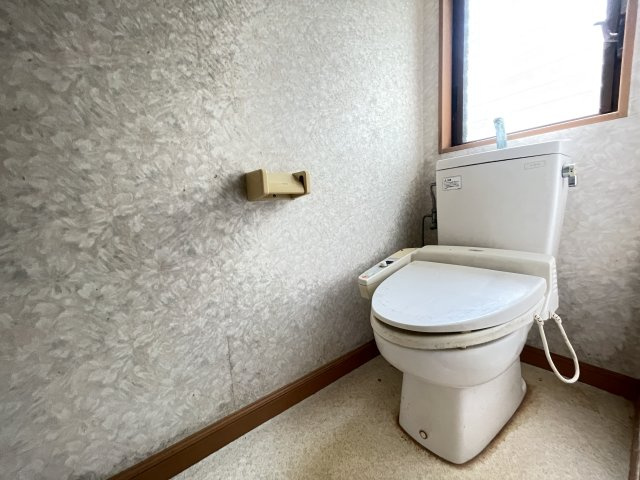 お手洗いのクロスはアクセントクロスで、お洒落な印象となります。