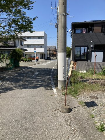 西側前面道路。幅員4.3mの公道に接し、二面接道を実現