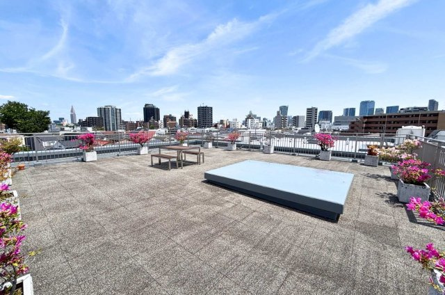 共用の屋上テラスは、新宿の高層ビル群などを望める開放的なビュー空間。20時まで利用可能です。　