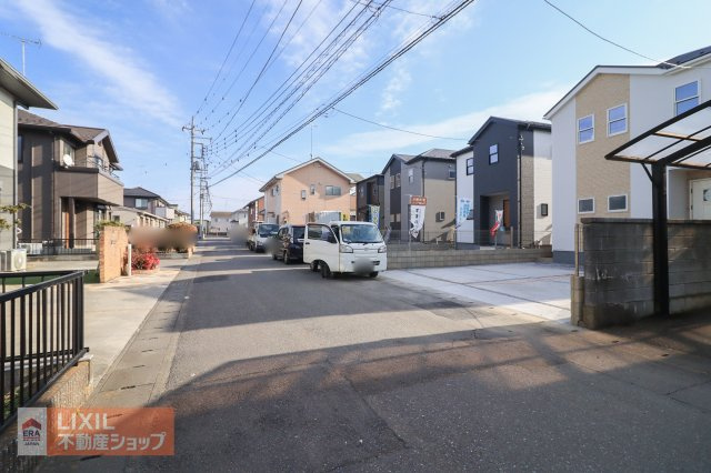 【前面道路】現地完成写真。道幅や駐車など、ご確認ください。