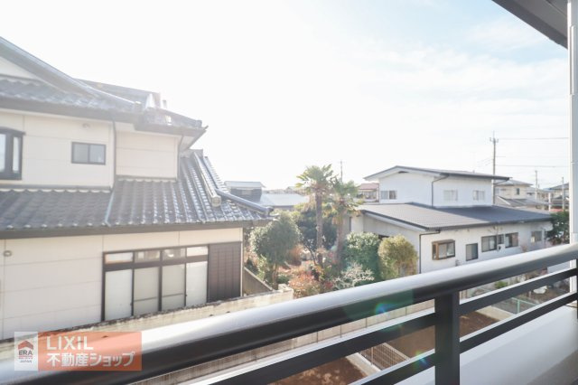 【建物からの眺望】現地完成写真。バルコニーからの景色。十分な間隔が確保されております。