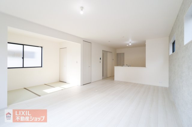 【リビングダイニング】現地完成写真。家族で過ごせるくつろぎの空間