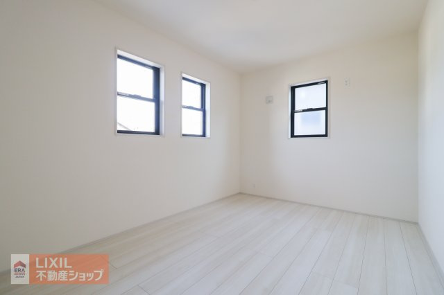 【寝室】現地完成写真。明るい採光の入る主寝室です。
