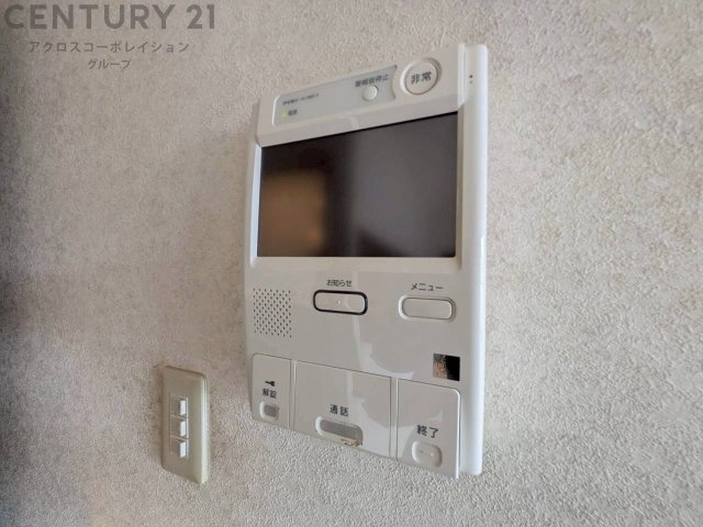訪問者が来たときにテレビ画面で確認できるため、安心してドアを開けられます。録画機能があるものもあり、留守中に来訪者を記録しておくことができます。利便性が高く、セキュリティ面でも安心です。