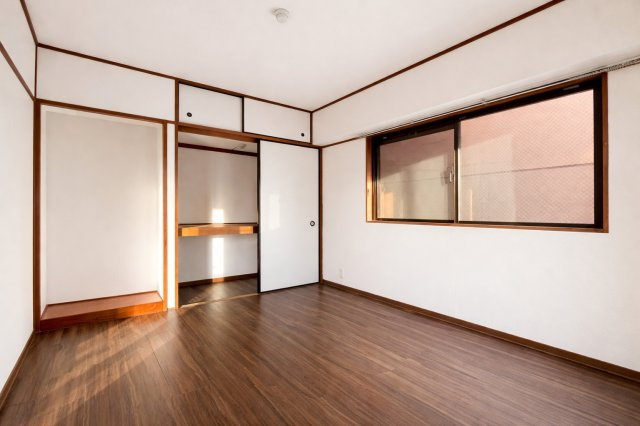 ◆室内はいつも明るい印象なので気持ちの良い朝を迎えられます。各部屋にはクローゼットを完備しており、収納が多いお家はすっきりして快適空間です。