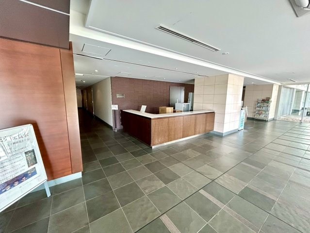 受付はマンションコンシェルジュがいる場合もあれば、管理人が滞在する小部屋を総称して呼ぶことがあります。主にエントランスに設置されていることから、防犯面でも期待ができます。防犯設備がない場合はより安心！