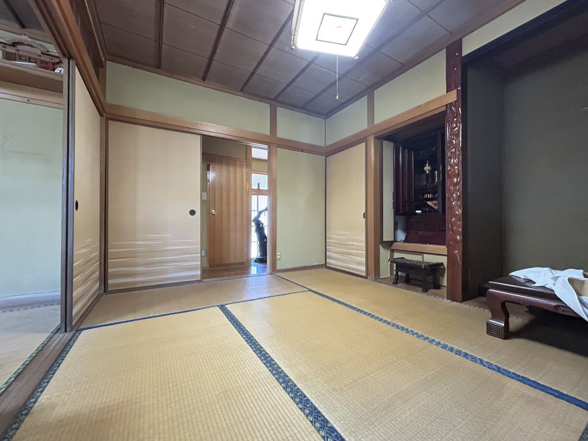 1F和室になります。しっかりした仏間と床の間があります。