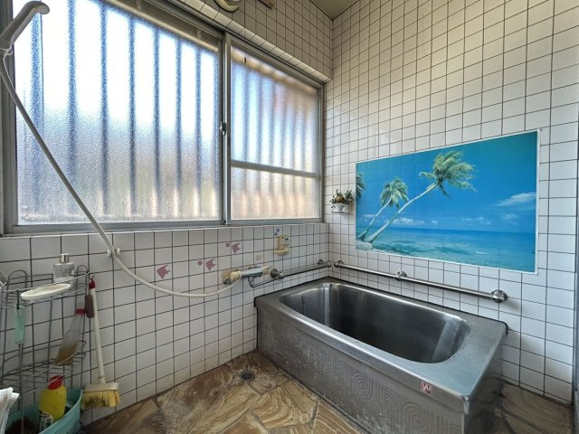洗い場の広い浴室です。広めの窓には格子が付いております。