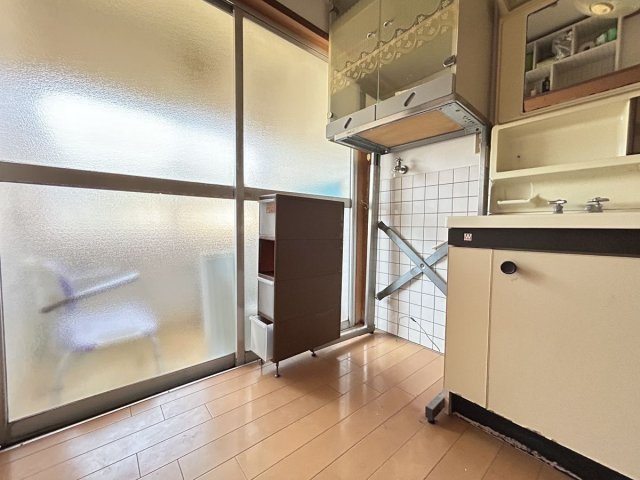 脱衣所には洗面台もあります。洗濯機置き場もあります。