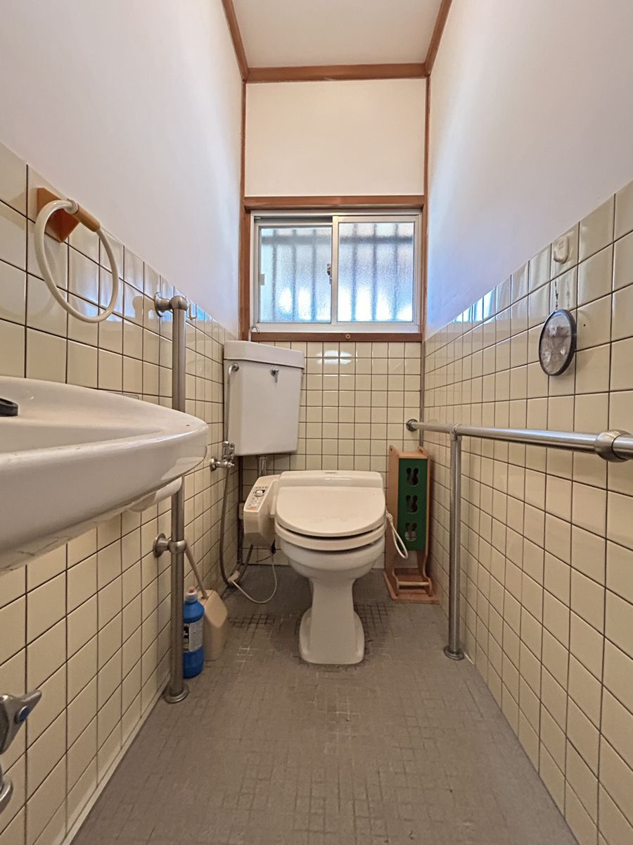 床がタイルのトイレです。排水は浄化槽になります。
