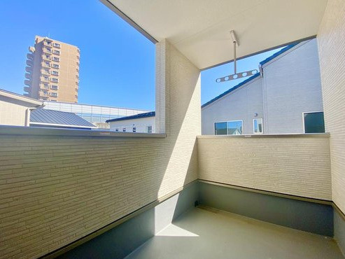 1号棟　約3帖の南東向きのバルコニー日当たり良好です。