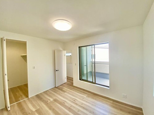 1号棟　主寝室は約7帖あり、3面から彩光が入る明るい部屋です。またバルコニーへも直接出れます。
