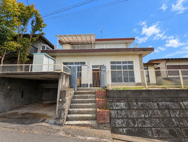 ガレージ付きの戸建になります。広さも充分にあります。