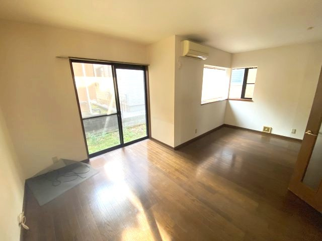 南西向きのLDK　コーナーに出窓があります