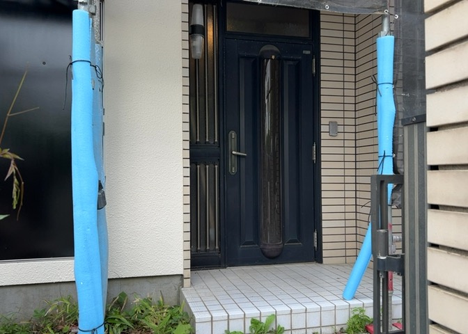 玄関は家の顔でもあり、家族以外の目にも止まる場所です。玄関は外との間を仕切る扉、靴などをしまっておく収納スペース、靴脱ぎのたたきスペース、来客とのやり取りをするドアホンなど複数のアイテムからなります。