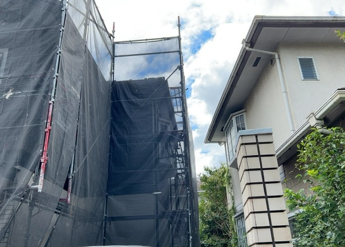バルコニーは、室外の専用スペースのうち、「屋根がなく開放された空間」であるものを指します。ベランダより広いタイプのものが多く、日当たりもよいため家庭菜園などを楽しみたい人にとって適した環境となります。
