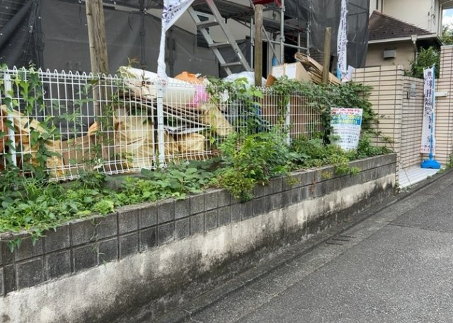建物の基礎工事の方法は、主流となっているベタ基礎（防湿基礎）と布基礎の2種類に分類され、床下の通気性や耐久性などに違いがあります。建物の基礎部分の構造や付帯設備など詳細については現地でご確認ください。