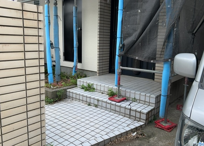 玄関ポーチにおいて最も重視すべきと言っても良いのが広さです。適切な広さの玄関ポーチでないと外見的なバランスは崩れてしまいますし、何より使いにくくなってしまいますので、現地で実際に下見をしてみましょう！