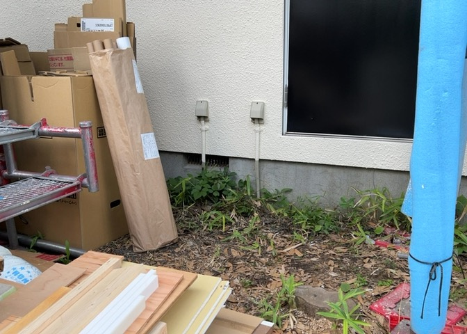 床下換気口は、床下に湿気がこもることを防ぎ、効果的に換気を行うために設置されています。床下換気口が設置されていない建物は、基礎パッキング工法などにより換気を行なっています。詳細は現地でご確認ください。