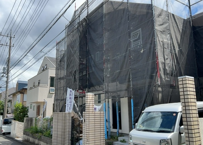 南側道路の場合は長い時間光を入れ込むことができるため、庭やリビングを道路側に持ってくることが多く土地価格も高い傾向にあります。一方北側道路だとリビングや庭が南側になりプライバシーを守ることができます。