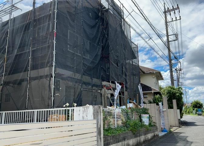 東側道路の場合は居室を南向きに設計しやすいため、朝日が入りやすいというメリットがあります。一方、西側道路も東側同様に居室を南向きに設計しやすいのですが、住宅地だと朝日が入りにくいという弱点があります。