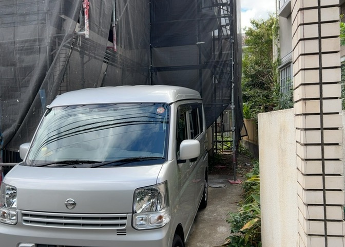 車一台あたりに必要なスペースは、標準サイズの普通自動車で横幅2m50cm、長さ5mは必要になります。ただし、乗降のことも考慮して横幅3m30cm、長さ5m50cmほどは確保できるところを選びましょう。