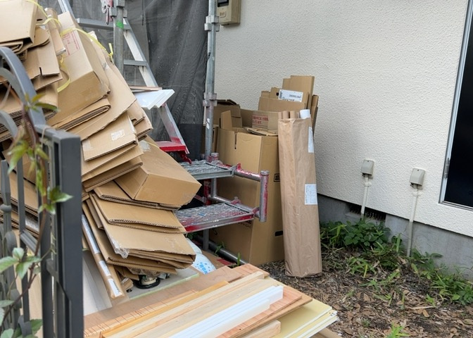 庭のある家に住むことのメリットとして、子どもたちの遊び場を確保できること、ガーデニングや家庭菜園を楽しめること、明るさを確保できることがあります。また、配置を工夫することでプライバシーが確保できます。