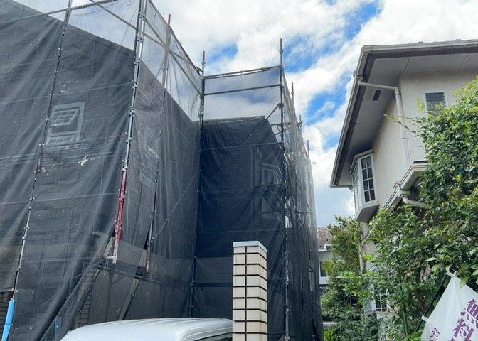 バルコニーは、建物内から室外へ楽に出入りできる便利なスペースです。また、バルコニーには手すりを付けることが義務付けられており、手すりの高さは110cm以上で施工することが建築基準法で定められています。