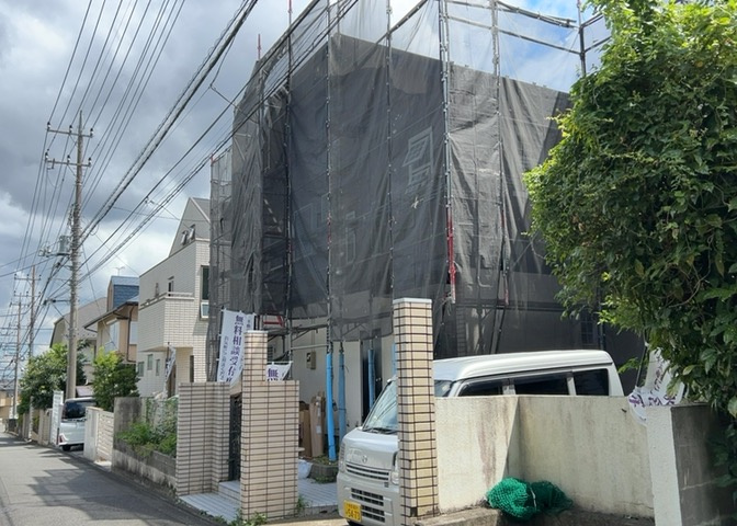 道幅が広い場所は日当たりや風通が良好です。幅が広いのですれ違いも可能ですし大きな車でも駐車可能！一方で、大型車が通ることも多くなるため交通量の増加により騒音に繋がります。また土地の値段が高くなります。