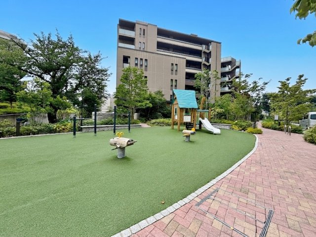 敷地内には提供公園があり小さなお子様も安心です　綺麗なインターロッキングを施した美しい街並み　利便性と居住性を兼ね備えたマンションです