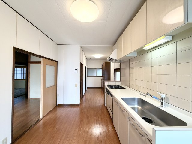 奥行きのある空間で、ダイニングテーブルを置いてもゆとりがあります。隣接する和室との動線も良く、家族の気配を感じながら過ごせる間取り。収納棚も設けられており、生活用品の整理にも便利。