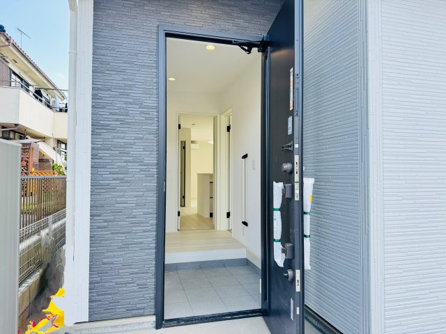 ～玄関は安心のWロックキーを採用～