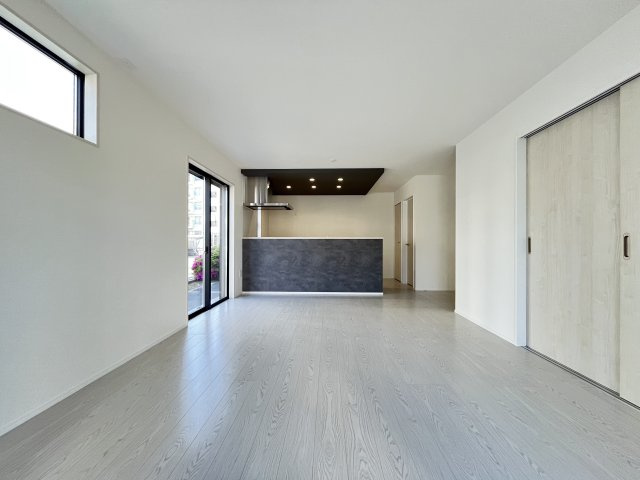家族の会話が弾む対面式キッチンの間取りです。　