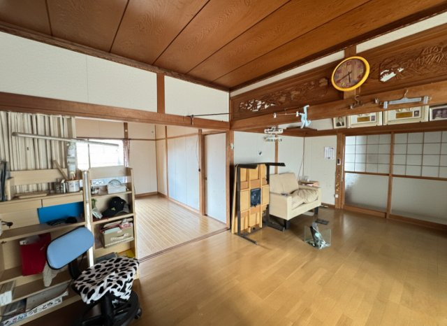 和と洋が調和した広々とした室内空間。天井や梁に趣があり、住まいの歴史を感じさせます。家具配置の自由度が高く、リビングや家族団らんの場としても使いやすい間取り。リフォームで印象を大きく変えられます。