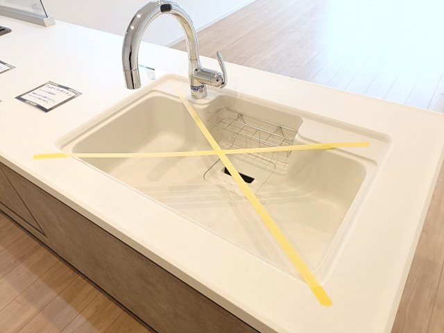 【シンク】　お洒落なグースネック水栓。人造大理石のシンクは天板との継ぎ目がないためお手入れがラクラク♪
