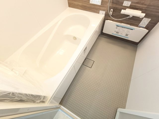 【浴室】　1日の疲れを取り心身を癒すことができる住まいの中のリラクゼーション空間。心からゆったりと寛いでいただけるよう、ゆとりのスペースを確保しております♪