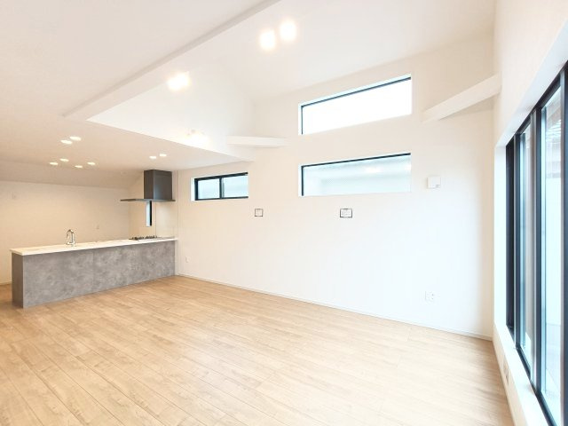 【LDK約22.6帖】　吹抜けにより実際の帖数以上の広さを感じる、ダイナミックな居住空間。