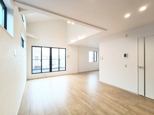 【LDK約22.6帖】　広いLDKでは家族が集まり一緒の時間がすごせる工夫がされております。何気ない一日の当たり前のひとコマが宝物に。