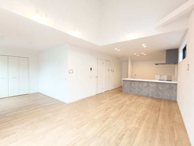 【LDK約22.6帖】　床暖房付きで、冬場も足元から暖かく過ごせます。