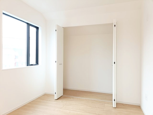 【LDK約22.6帖　収納】　リビングにはクローゼットが完備されています。普段着る洋服や来客者様の上着を掛ける等多目的にご利用頂けます。