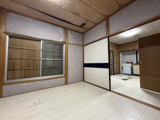 落ち着いた色調の洋室です