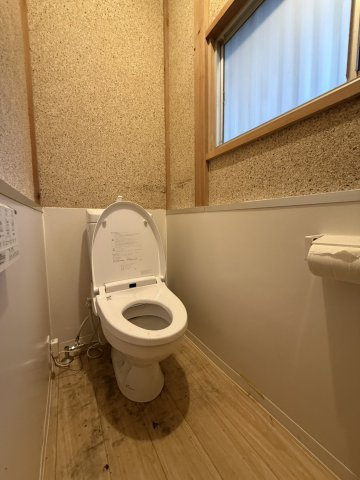 落ち着いた色調のトイレです