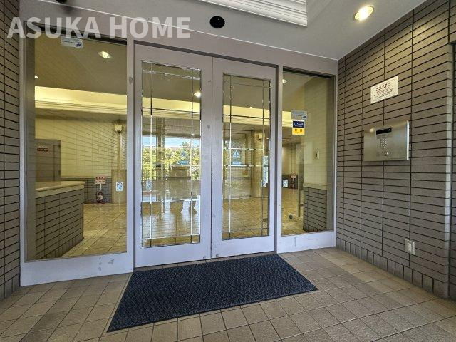 綺麗に整備されたエントランス部分です。セキュリティー面でも安心のオートロックを完備。