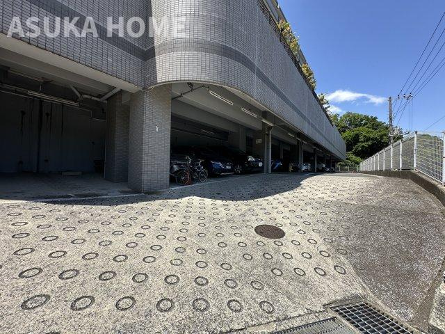 駐車場の空き状況については、その都度、確認いたしますのでお気軽にお聞きください。