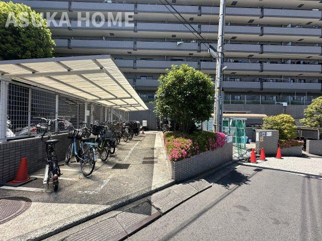 大切な自転車を雨から守ってくれる屋根付きの駐輪スペースです。