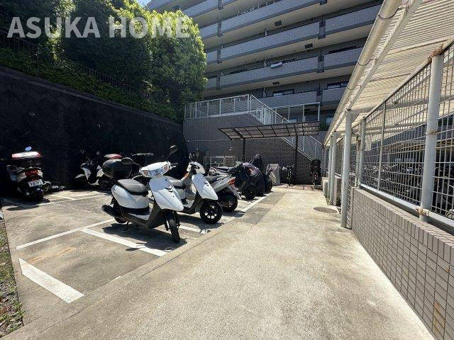 バイク置き場の空き状況については、その都度、確認いたしますのでお気軽にお聞きください。