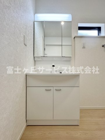 朝の身支度に便利な独立洗面台です