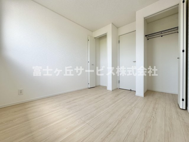 バルコニーに面した洋室です